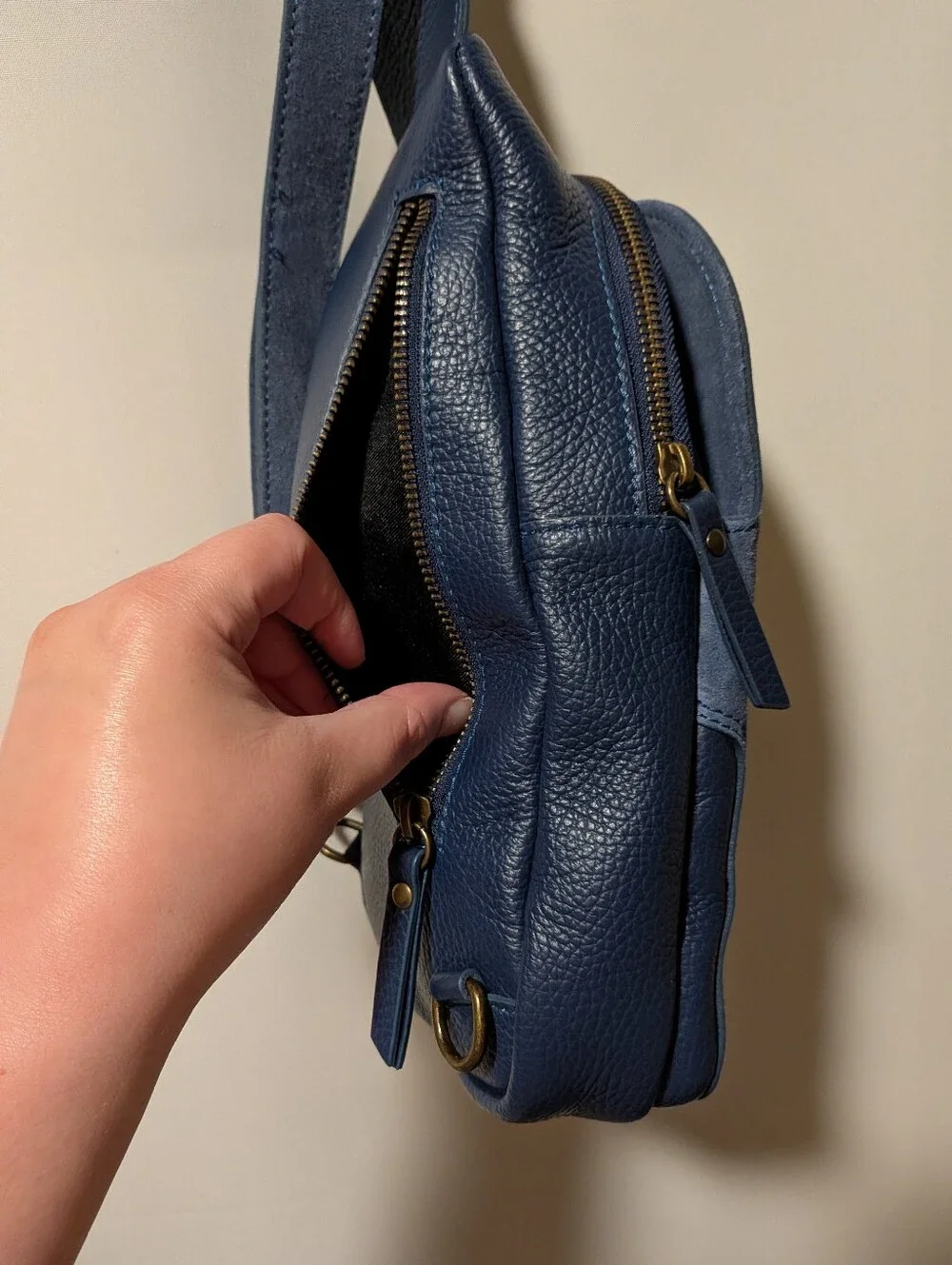 Sundance Made in Italy Blue Suede Pebbled Leather Sling Crossbody Shoulder Bag